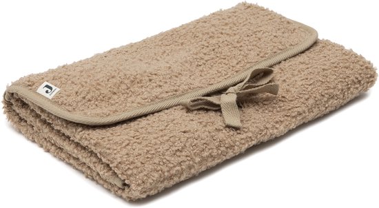 Gevouwen bruine luierwisselmat van teddy stof, dichtgebonden met een strik.