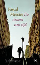 De voorkant van een boek. Een man loopt omhoog op een trap tussen gebouwen. Pascal Mercier De stroom van tijd