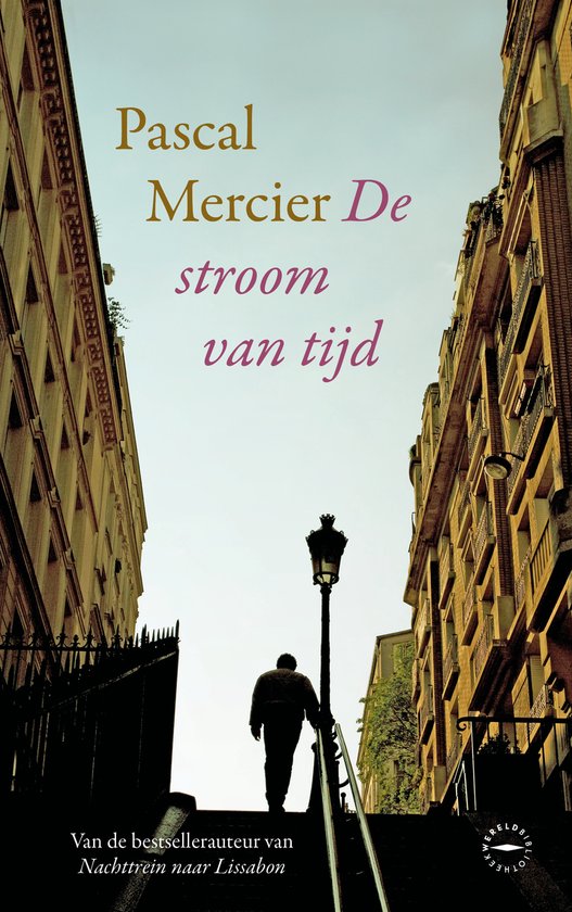 De voorkant van een boek. Een man loopt omhoog op een trap tussen gebouwen. Pascal Mercier De stroom van tijd