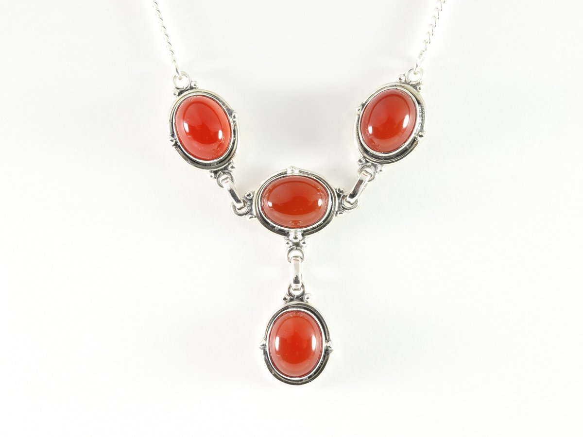 Bewerkte zilveren ketting met carneool