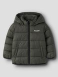 Donkergroene jas voor jongens met rits en 'STUDIO Outdoors' logo op de borst.