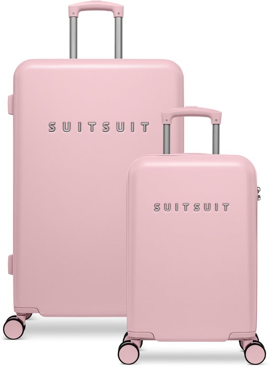 Twee roze SUITSUIT koffers, een handbagage en een ruimbagage, naast elkaar.