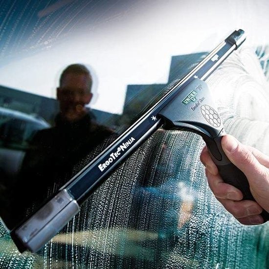 Zwarte Unger ErgoTec Ninja raamwisser op nat glas, met reflectie man.