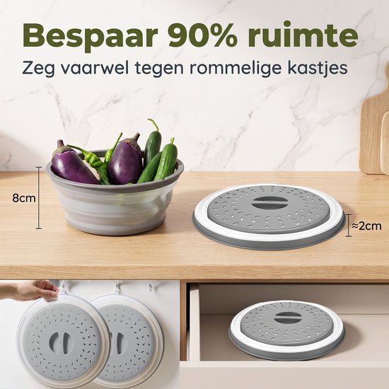 Grijze, opvouwbare magnetronafdekking in uitgevouwen en ingeklapte toestand, met afmetingen en groenten.