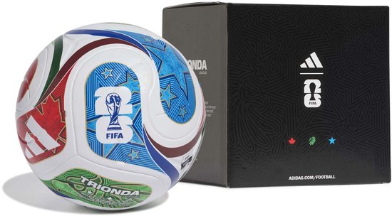 Wit voetbal met golvende patronen en het FIFA WK logo, naast een zwarte Adidas doos.