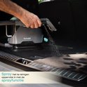 Man spuit met de sprayfunctie van een grijze Achaté reinigingsmachine op de bodem van een auto.