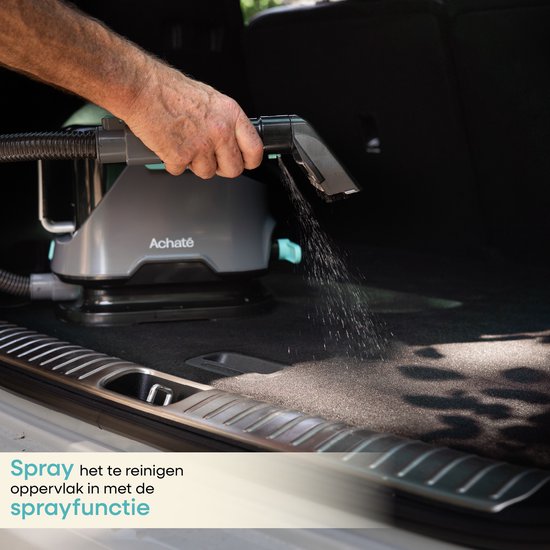 Man spuit met de sprayfunctie van een grijze Achaté reinigingsmachine op de bodem van een auto.