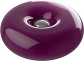 Een glanzende, paarse lamp in de vorm van een donut met een chromen middenstuk.