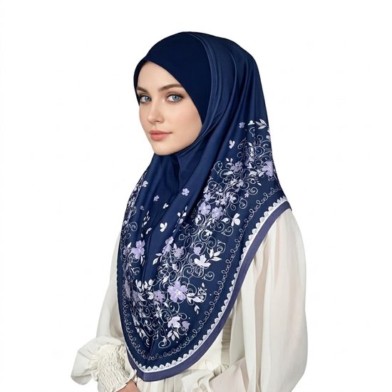 Model draagt een donkerblauwe hijab met lila bloemenprint, witte kanten rand en gladde, elegante stof.