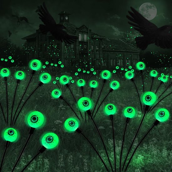 Groene ooglampjes in een veld voor een spookachtig huis, met kraaien en maan.