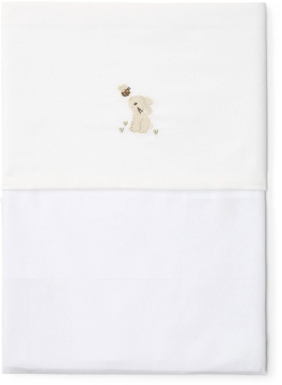 Wit wieglaken met een geborduurde beige bunny en bij. Drie hartjes eronder.