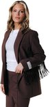 Model draagt een bruine blazer met franjes op de mouwen en een witte top.