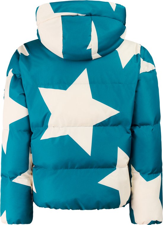 Achterkant van een blauwe winterjas met witte sterrenprint en capuchon.