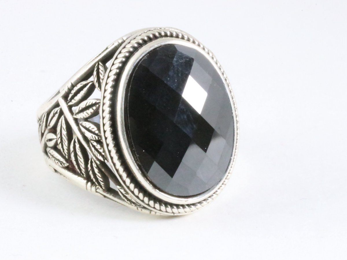 Zware bewerkte zilveren ring met gefacetteerde onyx - maat 18