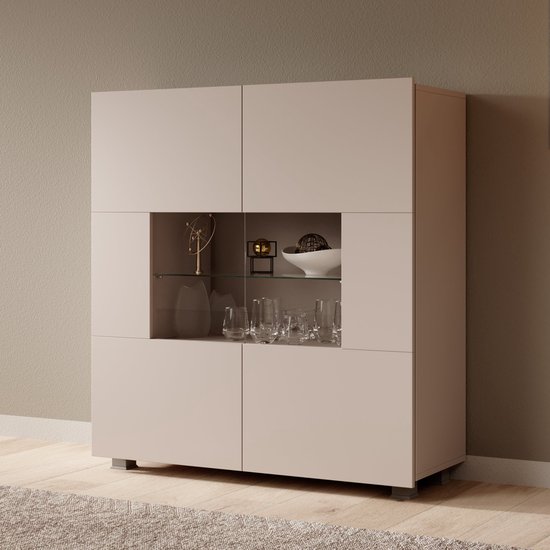 Beige dressoir met vier deuren en een open vak met glazen planken en decoratie.