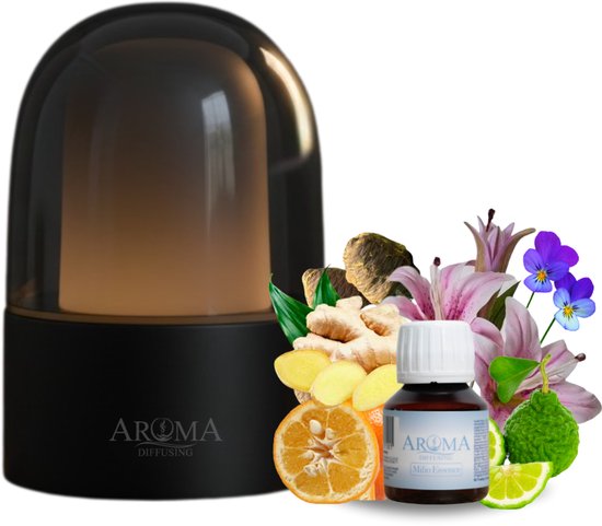 Zwarte aroma diffuser met donkere kap en warme gloed, naast ingrediënten voor de geur Milio Essence: gember, sinaasappel, bergamot en bloemen.