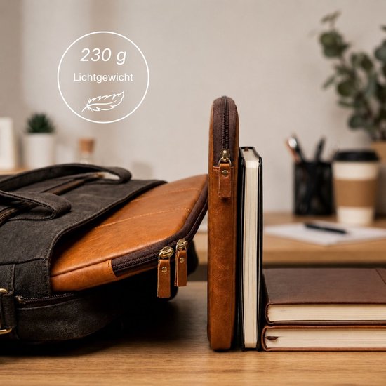 Housse d'ordinateur portable en cuir vegan marron zippée, à côté de deux carnets et sortie d'un sac. Cercle "230g Léger".
