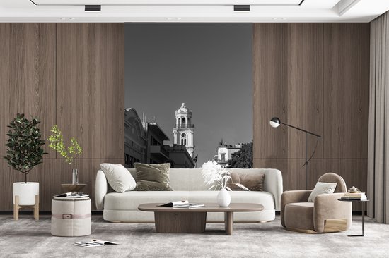 Behang - Fotobehang Uitsnede van hoog gebouw in Dominicaanse Republiek in zwart-wit - Breedte 225 cm x hoogte 350 cm