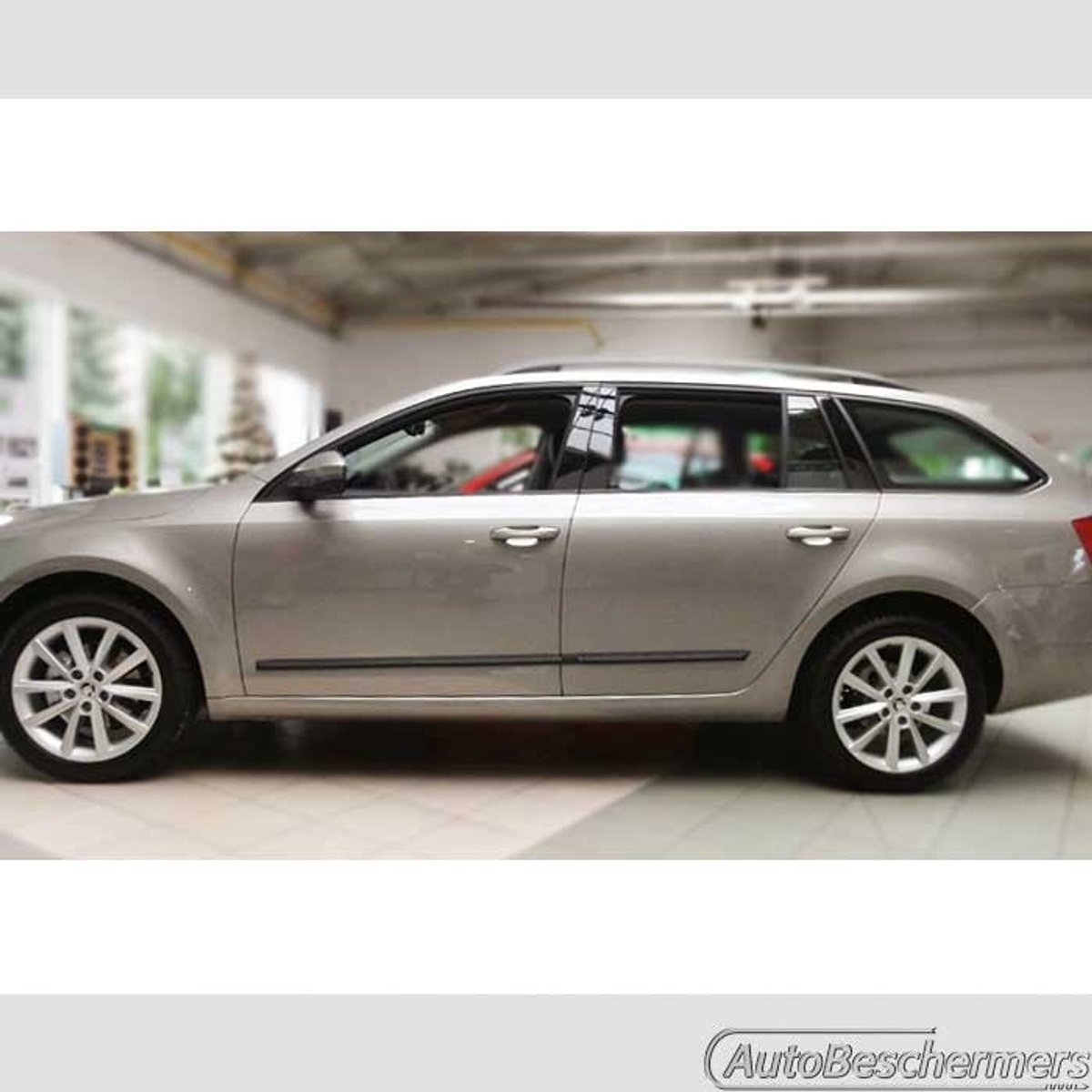Stootlijsten set zwart voor Skoda Octavia Combi 02.2017-03.2020. De stootstrips zijn zelfklevend. Set a 4 stuks (#0035)