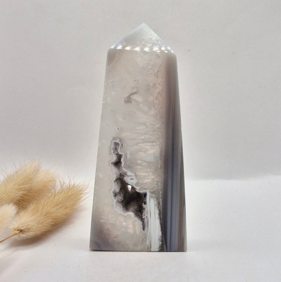 Grijze Agaat Toren met Druzy Opening 170g – Gepolijste Edelsteen Obelisk | Rust & Balans