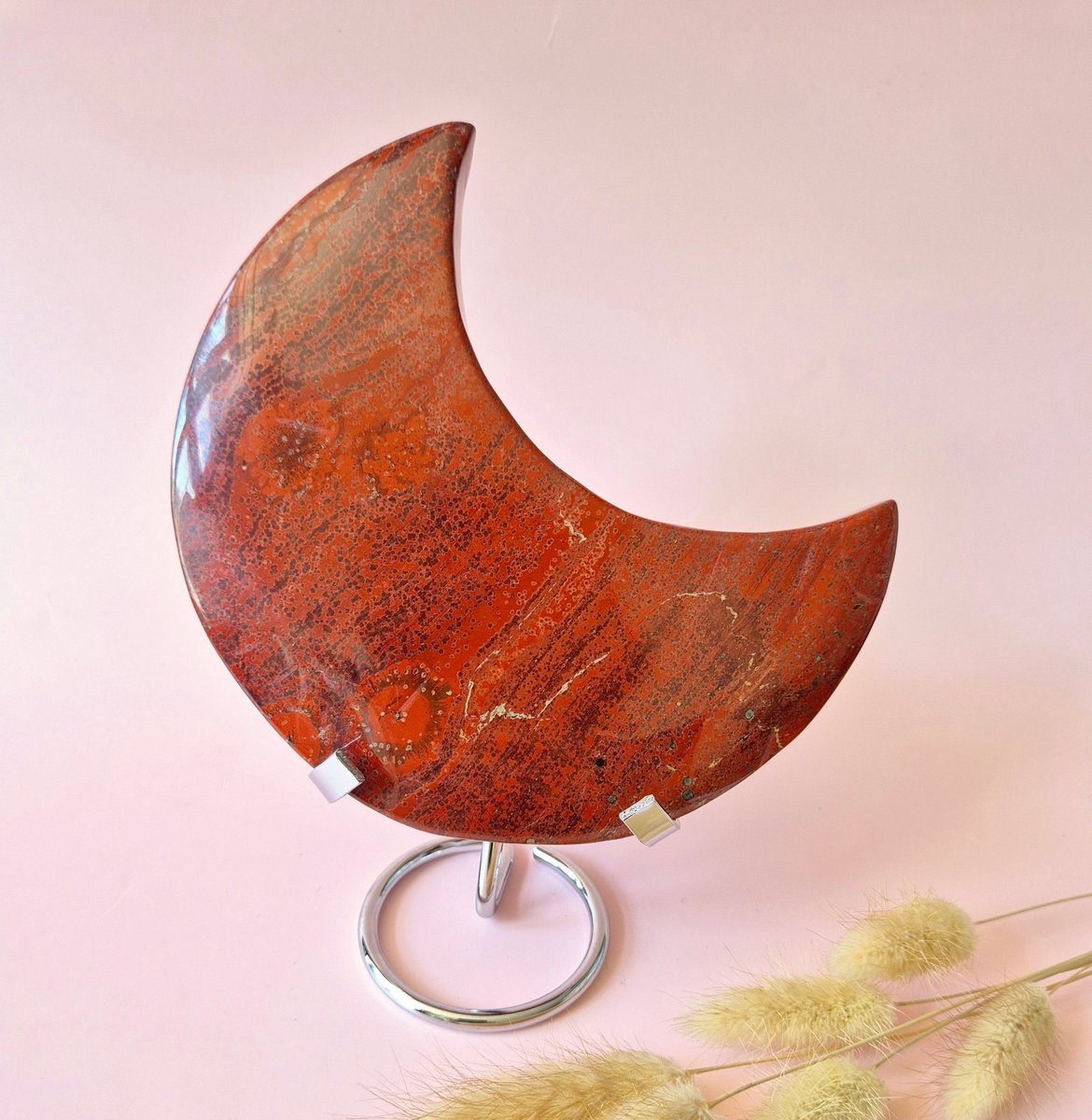 XXL Rode Jaspis Maan op Metalen Standaard 13-15cm (700g) – Aarding & Kracht in Eén (Red Jasper)