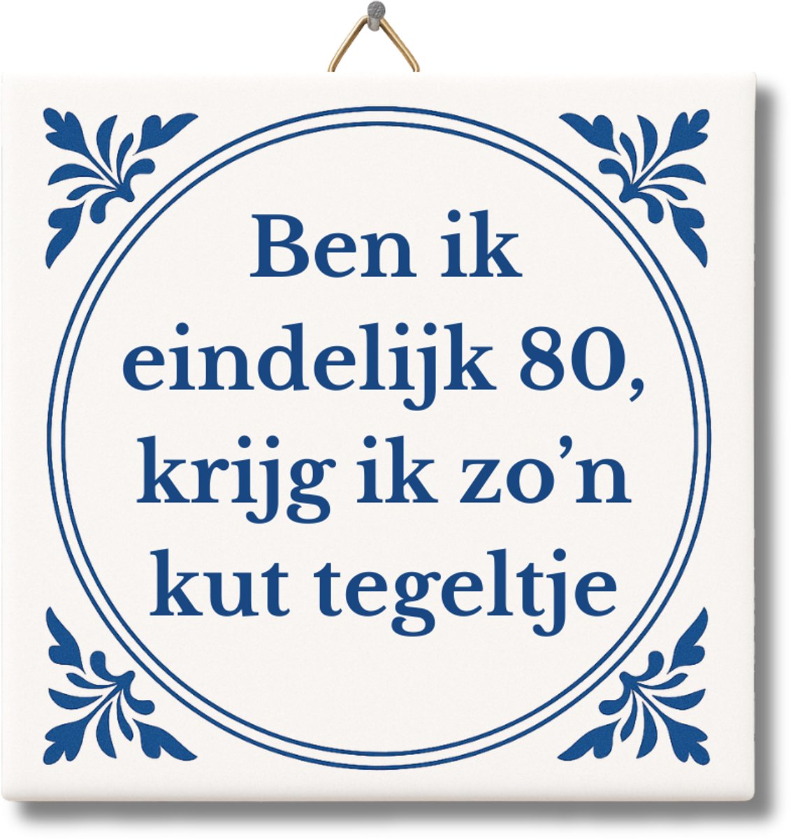 Tegeltje met Tekst & Premium Verpakt – Ben ik eindelijk 80, krijg ik zo'n kut tegeltje – Cadeau 80 jaar verjaardag – Grappig Tegeltje van NietMokken.nl met ophanghaakje – Inclusief premium cadeauverpakking, gratis viltje en ansichtkaart – Glossy