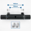Zwarte thermostaatkraan met aansluitingen, afmetingen 165mm en 135mm, en twee adapters.