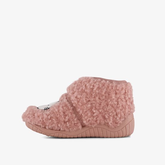 Roze teddy pantoffel met klittenbandsluiting en geborduurde kattenkop.