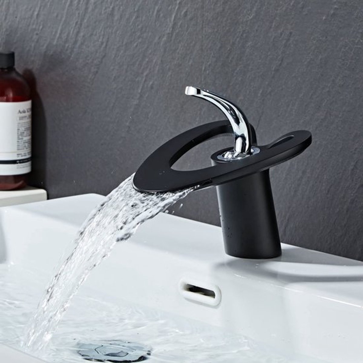 Wastafelkraan Waterval - Eengreeps Mengkraan - Badkamerkraan - Zwart - Hoogwaardig Messing - Inclusief Installatie-instructies