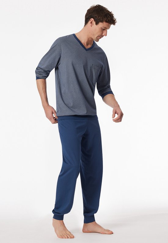Man met donkerblauwe pyjamabroek en een nachthemd met blauw ruitpatroon, v-hals.