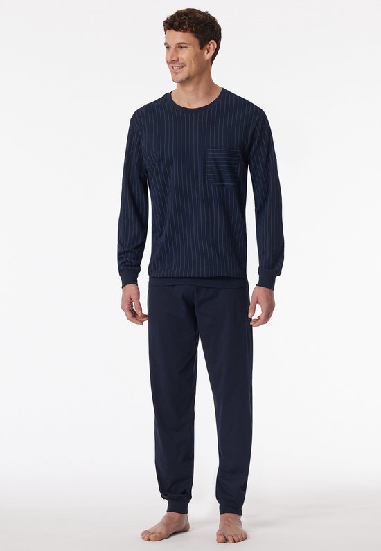 Donkerblauw pyjamaset met verticale strepen en een borstzakje op de sweater.