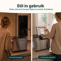 Vrouw gebruikt broodbakmachine 's avonds en 's ochtends.