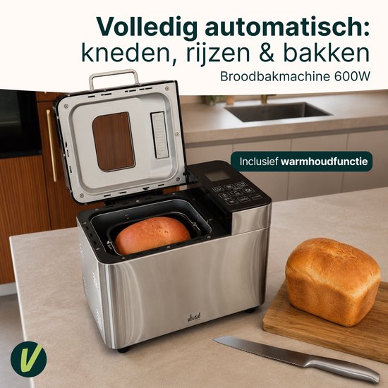 Zilverkleurige broodbakmachine met een brood erin en een brood ernaast.