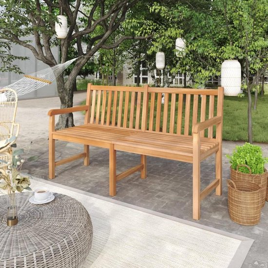 Houten tuinbank in een tuin, naast een tafel en met een hangmat op de achtergrond.