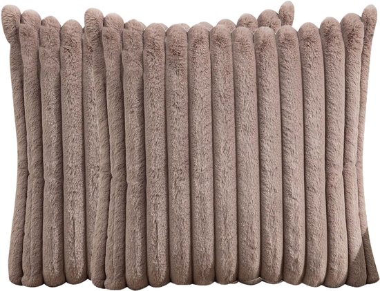 Coussin marron doux rayé sur fond blanc.