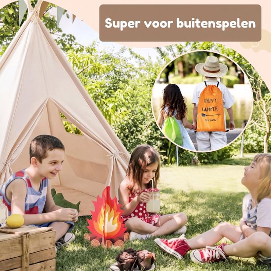 Drie kinderen spelen buiten bij een tipi-tent. Een kind heeft een speelvuur en twee kinderen kijken naar een tas met 'HAPPY CAMPER'.