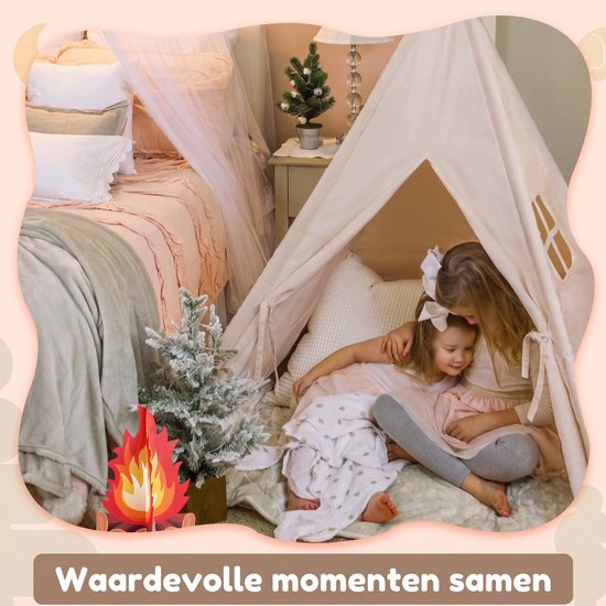 Twee meisjes knuffelen in een tipi-tent met een kerstboom en een romantisch gedrapeerd bed op de achtergrond.
