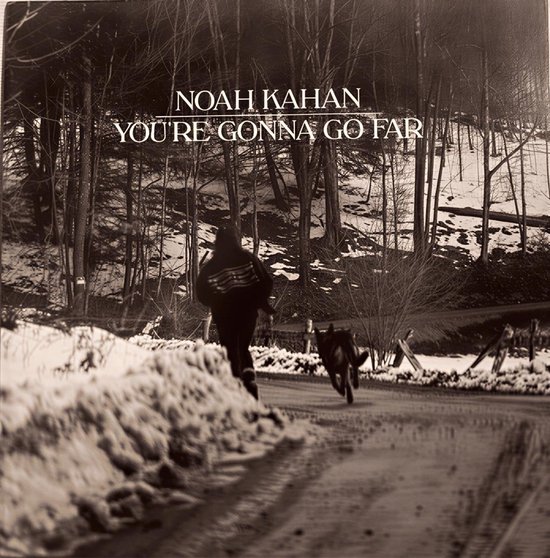 Een man met een hond rent op een besneeuwde weg in een bos, met de tekst 'NOAH KAHAN YOU'RE GONNA GO FAR'.