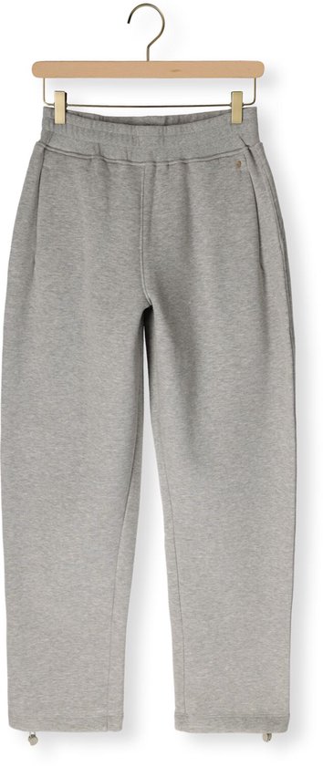 Grijze joggingbroek met elastische tailleband en koordjes aan de onderkant. Valt ruim.