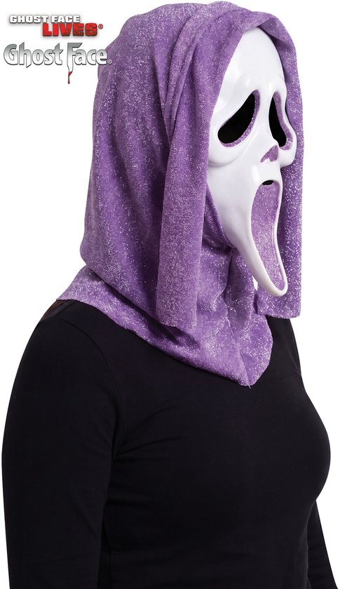Model met paarse glitter capuchon en wit Ghost Face-masker, gedragen met zwarte kleding.