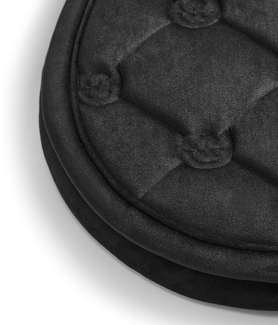 Detail van de ronde hoek van een zwart fluwelen zadeldek.