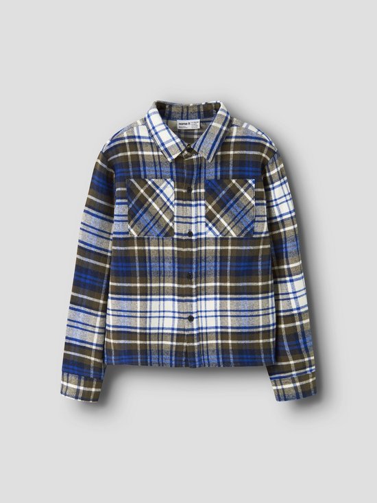 Olijfgroen, blauw en wit geruit overshirt met knoopsluiting en twee borstzakken op een neutrale achtergrond.