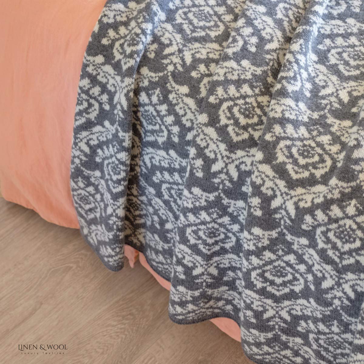 Gebreide wollen deken 135 x 180 cm - 100% Nieuw-Zeelandse wol - grijs wit damast patroon - ShopVlot