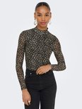 Model draagt een zwarte jeans en een doorschijnende mesh top met panterprint en hoge hals.