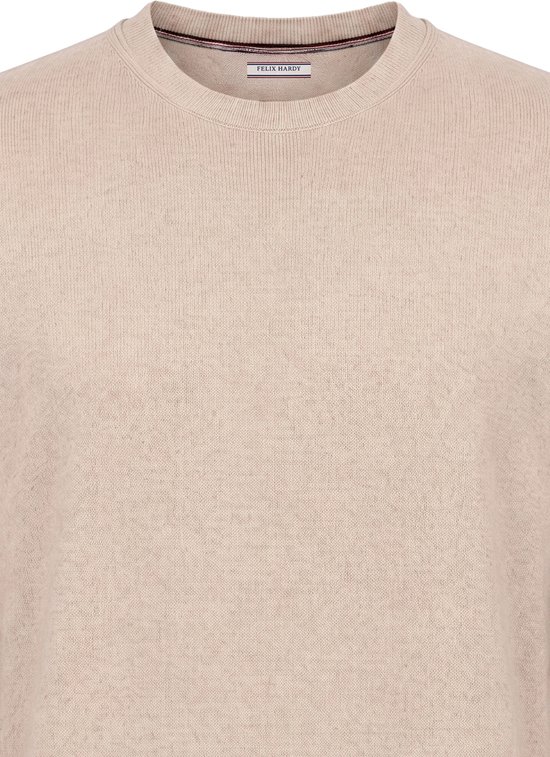 Detail van de ronde hals van een lichtbeige trui met Felix Hardy label.