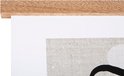 Close-up van een houten posterhanger met een magnetische sluiting.