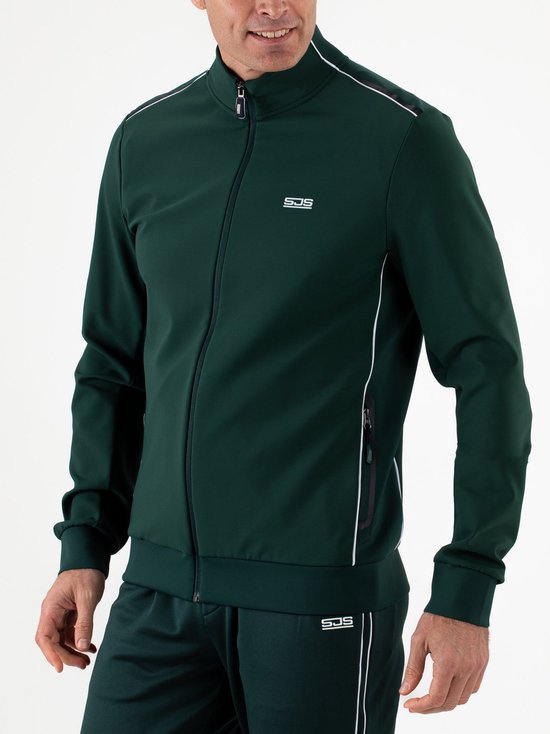 Man in groen trainingsjack met rits, witte bies en SJ Sports logo. Op de broek zit een witte bies.