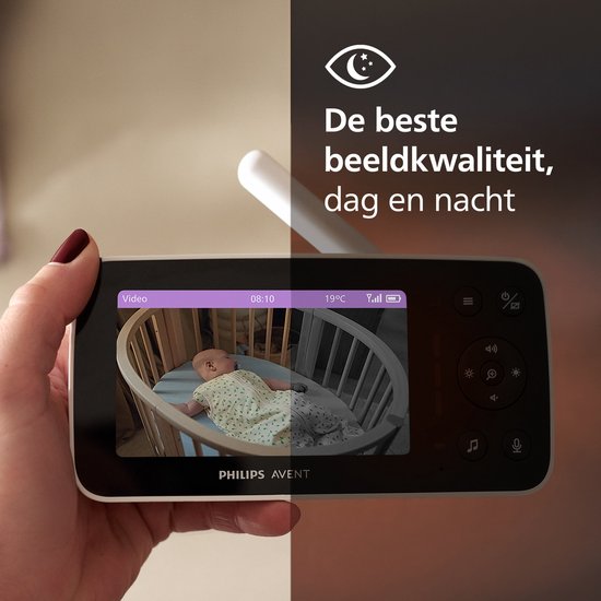 Hand houdt Philips Avent babyfoon vast met gespleten schermbeeld: kleurendagbeeld en nachtzicht.
