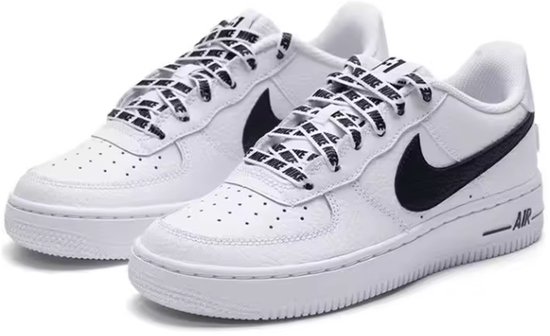 Wit paar Nike Air Force 1 sneakers met zwarte Swoosh, zwarte "AIR" op de zool en Nike-veters.