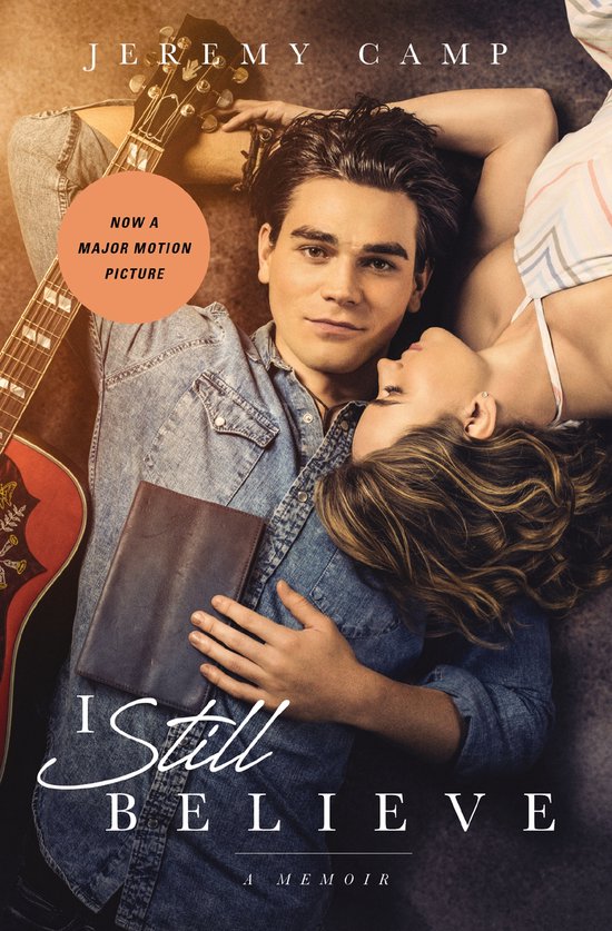De filmcover van 'I Still Believe', een memoire van Jeremy Camp. Een jong stel ligt op de grond met een gitaar, de titel "I Still Believe" staat centraal.